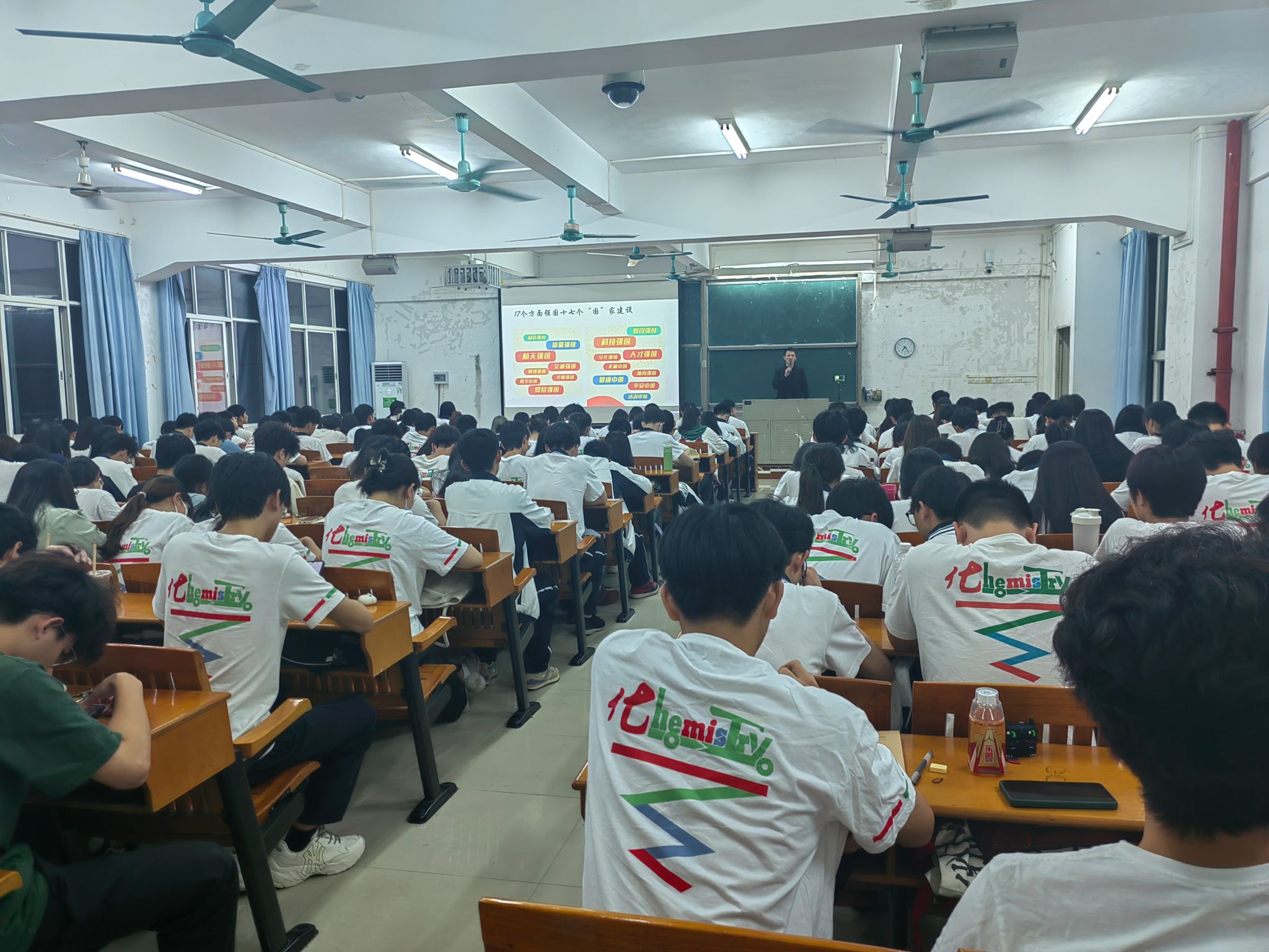 开云kaiyun登录入口党委副书记刘勇给学生党员讲党课