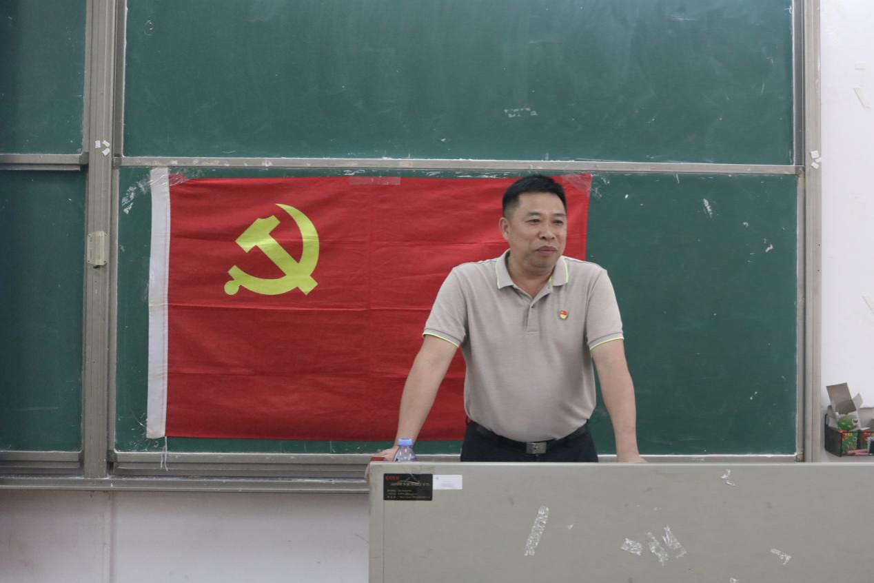 开云kaiyun登录入口党委书记邱树华给毕业生党员讲党课