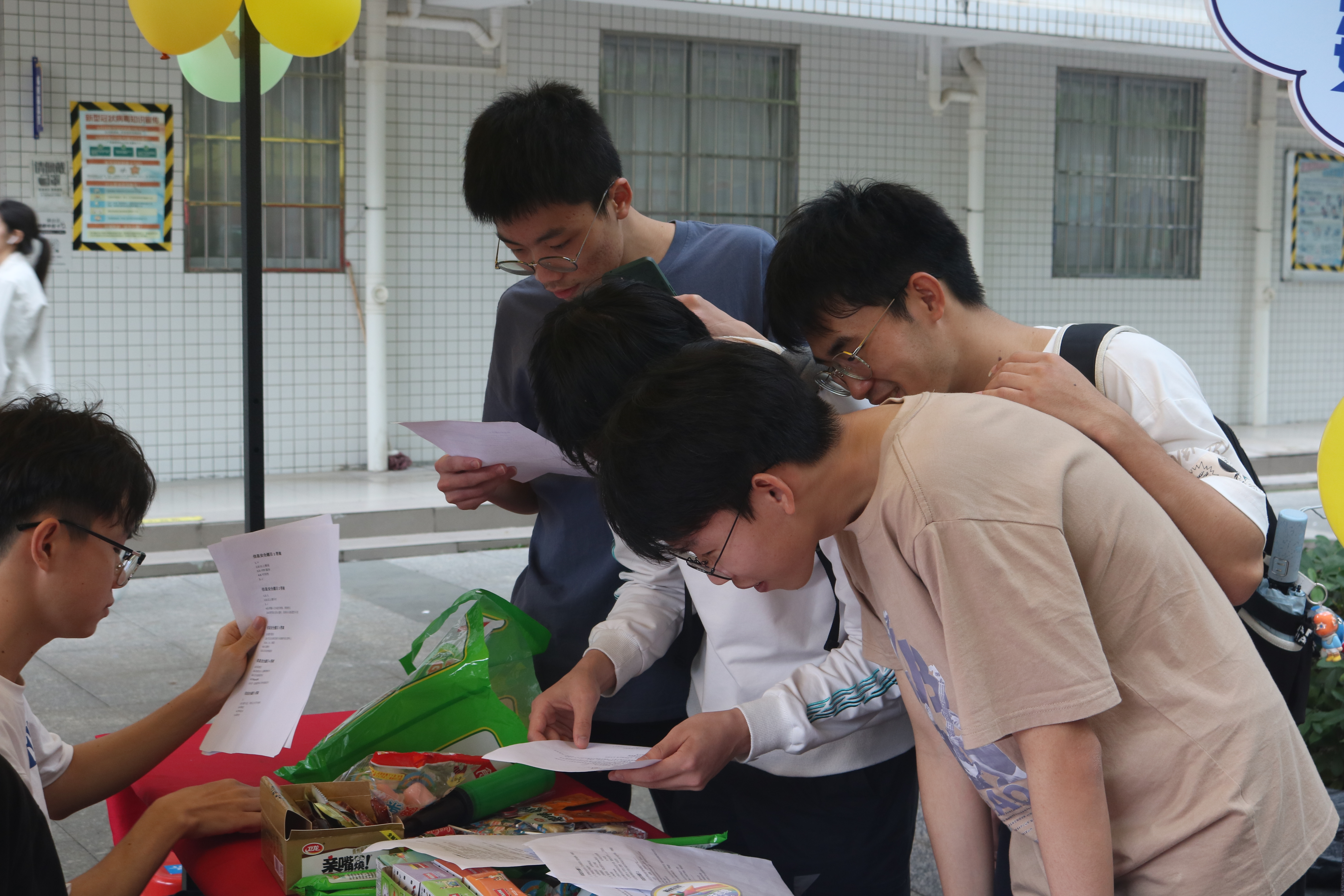 开云kaiyun登录入口举行第四届实验室安全知识竞赛摆摊宣传活动