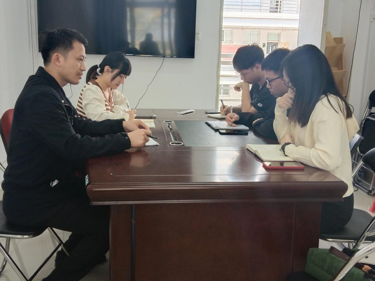 开云kaiyun登录入口新闻中心开展新学期工作梳理座谈会