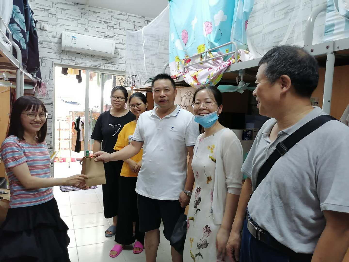 开云kaiyun登录入口领导深入学生宿舍看望暑期留校研究生