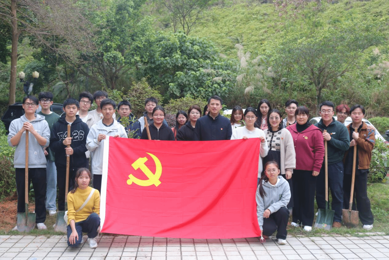 开云kaiyun登录入口学生党支部开展“绿美校园”植树党日活动